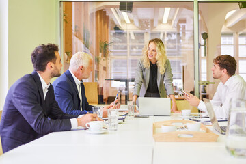 Business Leute im Meeting diskutieren Projekt Strategie