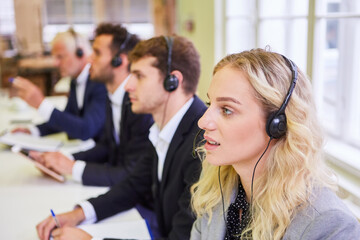 Business Team bei Schulung mit Headset für Hotline