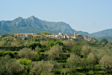 Fototapeta na wymiar Ebo valley village and mountain in the background