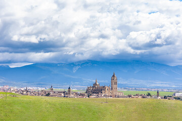 Fototapeta na wymiar cereal fields on the outskirts of the city of Segovia