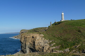 Fototapeta na wymiar Faro de Cabo mayor en la ciudad de Santander. Vistas de la costa y del mar. Primavera, tonalidades verdes