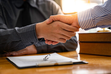 Lawyers shake hands with business people to seal a deal with partner lawyers. or a lawyer discussing contract agreements, handshake concepts, agreements, agreements - obrazy, fototapety, plakaty