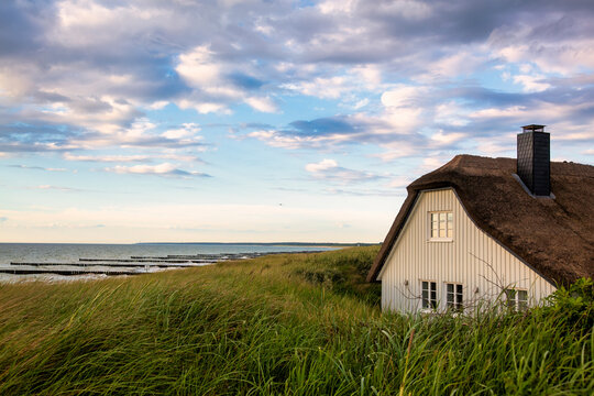 Strandhaus hinter Sandd&uuml;nen am Ostseestrand