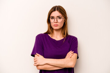 Obraz premium Young caucasian woman isolated on white background suspicious, uncertain, examining you.