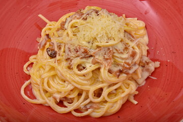Spaghetti pasta with ham and cheese
