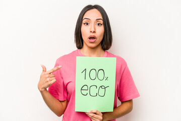 Fototapeta na wymiar Young hispanic woman holding 100% eco placard isolated on white background pointing to the side