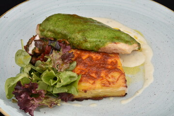  Salad with Fillet of Venison
 and avocado sauce 
