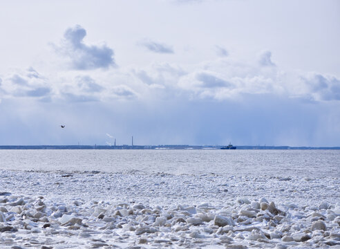 Ice at the seaside in NarvaJoesuu
