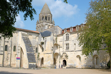 Abbaye aux dames - Ancienne abbaye bénédictine située à Saintes, en Charente-Maritime en France. - obrazy, fototapety, plakaty