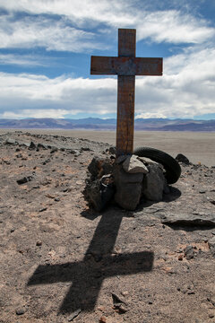 Cruz y sombra en el desierto