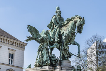 Obraz premium Kaiser Wilhelm I Monument (1896) in Dusseldorf. Equestrian statue of the emperor, flanked by allegorical figures representing war and peace, and bronze reliefs. DUSSELDORF, GERMANY.