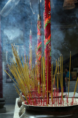 rauchende Räucherstäbchen in Pagode, Buddismus