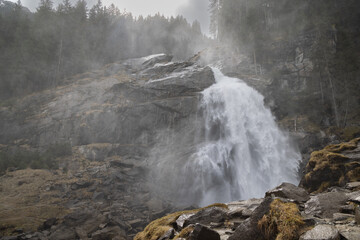 Wasserfall im Frühling mit Gischt