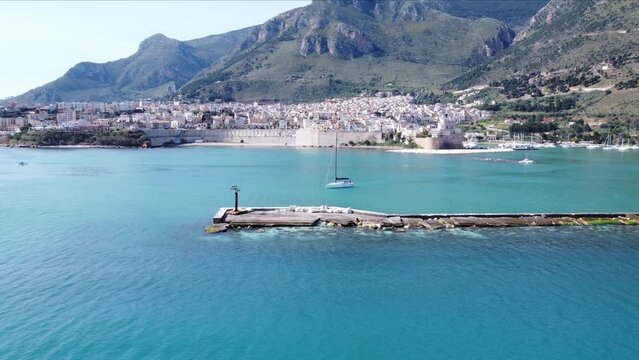 immagine aerea del porto di Castellammare del Golfo, in Sicilia.