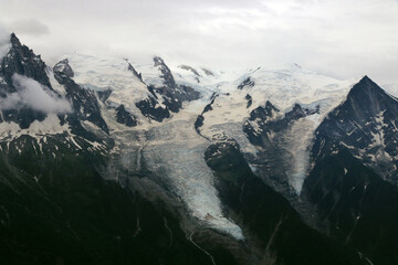 Massif du Mont Blanc et glacier des Bossons par temps d'hiver.
