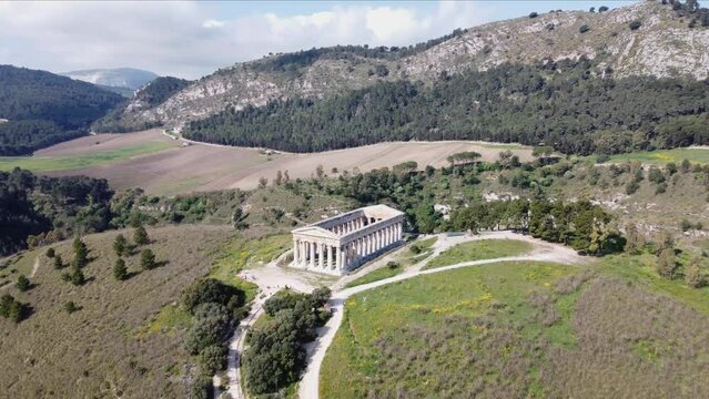 immagine aerea dell'antico tempio di Segesta, in Sicilia.