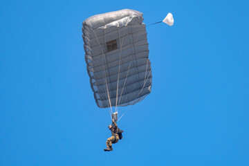 skoczek spadochronowy w locie