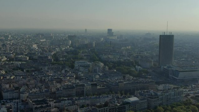 Paris dans la lueur du lever de soleil film&eacute; par drone