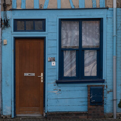 Fototapeta na wymiar Eingangstür und Fenster in St-Leu (Amiens, Frankreich)