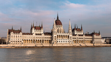 Fototapeta na wymiar view from the Danube River to the panorama of the Hungarian Parliament, which is a symbol of the Hungarian capital