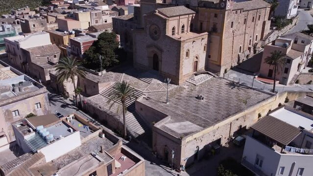 Immagine aerea di Custonaci, in Sicilia, con la sua bellissima cattedrale. 