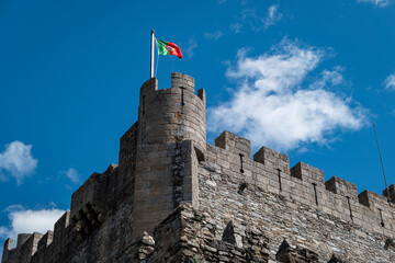 Torre do castelo dentro da vila amuralhada ou cidadela de Bragança com a bandeira de Portugal lá...