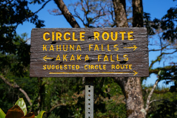 Obraz premium Wooden directions sign at the trailhead of the circle route of Akaka Falls State Park on the Big Island of Hawaii, United States