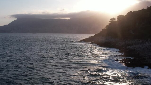 vague sur le littoral au coucher du soleil - M&eacute;diterran&eacute;e