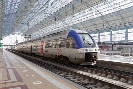 Bordeaux, France, 2022 : train TER de la SNCF et de la région Nouvelle-Aquitaine à la gare de Bordeaux Saint-Jean