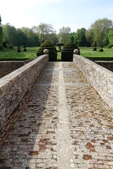 Chemin de pierre vers un topiaire et un jardin