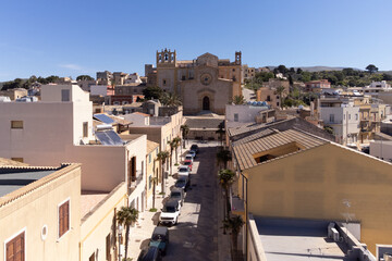 Immagine aerea di Custonaci, in Sicilia, con la sua bellissima cattedrale. 