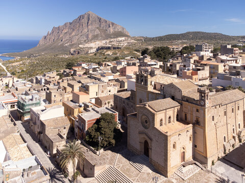 Immagine aerea di Custonaci, in Sicilia, con la sua bellissima cattedrale. 