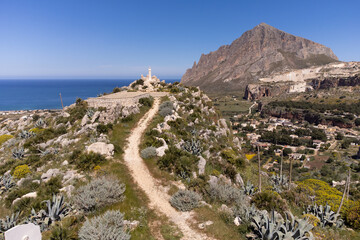 Santuario della madonna a Custonaci, affacciato sul Monte Cofano e la baia di Cornino.