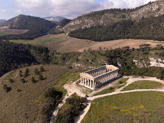 immagine aerea dell'antico tempio di Segesta, in Sicilia.