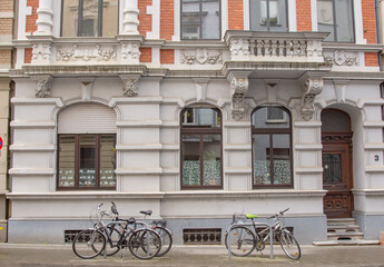 Fototapeta na wymiar Aachen Hausfassade mit Fahrräder davor