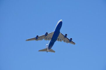 Fototapeta na wymiar flying plane against the blue sky