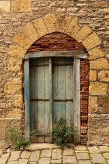 Puerta de madera antigua de color azul.