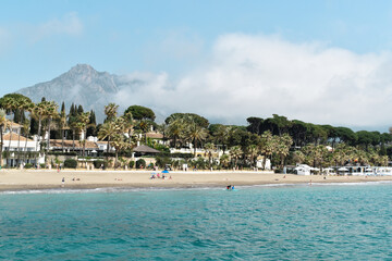 Día soleado en la playa de Marbella (España)
