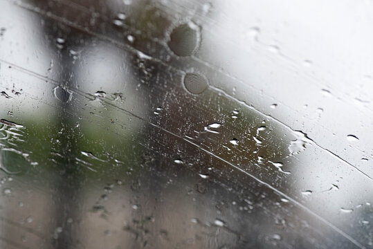 Cristal parabrisas con lluvia, conducci&oacute;n con lluvia