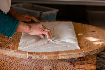 Preparing the cooked pancake for service by cutting it. SELEKTİVE FOCUS