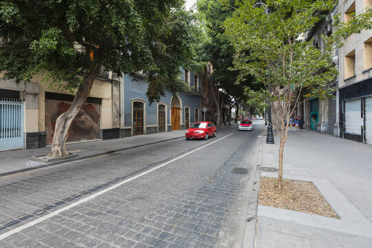 vehicles trafficking in Calle de Tacuba, CDMX, Mexico