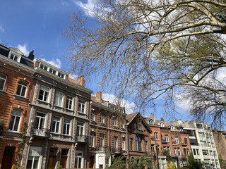 Schöne alte Gebäudefassaden an einem sonnigen Tag in Ixelles, Brüssel, Belgien