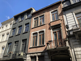 Sch&ouml;ne alte Geb&auml;udefassaden an einem sonnigen Tag in Ixelles, Br&uuml;ssel, Belgien