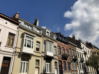 Fototapeta premium Schöne alte Gebäudefassaden an einem sonnigen Tag in Ixelles, Brüssel, Belgien
