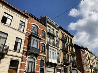 Schöne alte Gebäudefassaden an einem sonnigen Tag in Ixelles, Brüssel, Belgien