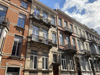 Fototapeta na wymiar Schöne alte Gebäudefassaden an einem sonnigen Tag in Ixelles, Brüssel, Belgien