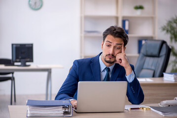 Obraz premium Young male employee working in the office