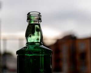 cuello de botella con liquido con tinta verde diluida con acercamiento o close-up - obrazy, fototapety, plakaty