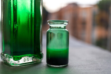 cuello de botella con liquido con tinta verde diluida con acercamiento o close-up
