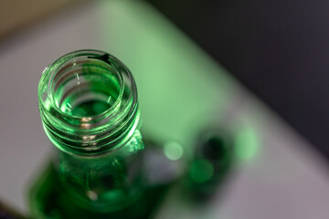 cuello de botella con liquido con tinta verde diluida con acercamiento o close-up - obrazy, fototapety, plakaty